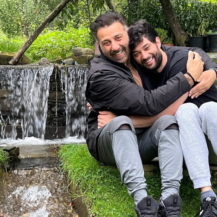 एक्टर का पूरा घर लग्जरी फर्नीचर से सजा हुआ है. इसके अलावा घर में एक बड़ा सा गार्डन एरिया भी बनाया गया है. जहां एक्टर सुकून के पल बिताते हैं.