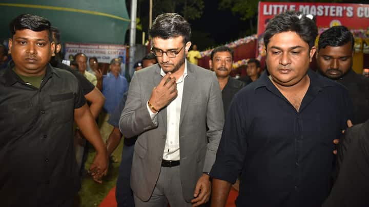 সৌরভ যোগ করেন, ‘কয়েকদিন আগে পঞ্জাবে দেখলাম ও কয়েকটা ছক্কা মারল। ওর যা অভিজ্ঞতা, ক্রিকেট দারুণ বোঝে আর সিএসকে-র জন্য যেটা ভাল সেটাই করছে।’