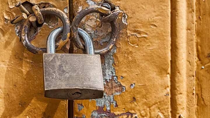 Purpose Of Padlocks Small Pinhole: દરેક તાળાના તળિયે એક નાનું પિનહૉલ હોય છે. શું તમે જાણો છો કે તે પિનહૉલનો ઉપયોગ શેના માટે થાય છે? ચાલો જાણીએ.