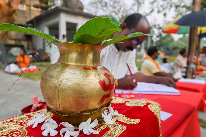 সূর্যের এই গোচর ধনু রাশির জন্যও খুবই শুভ প্রমাণিত হবে। কঠোর পরিশ্রম এবং ক্ষমতা স্বীকৃতি পাবে। আয়ের নতুন উৎস তৈরি হতে পারে।