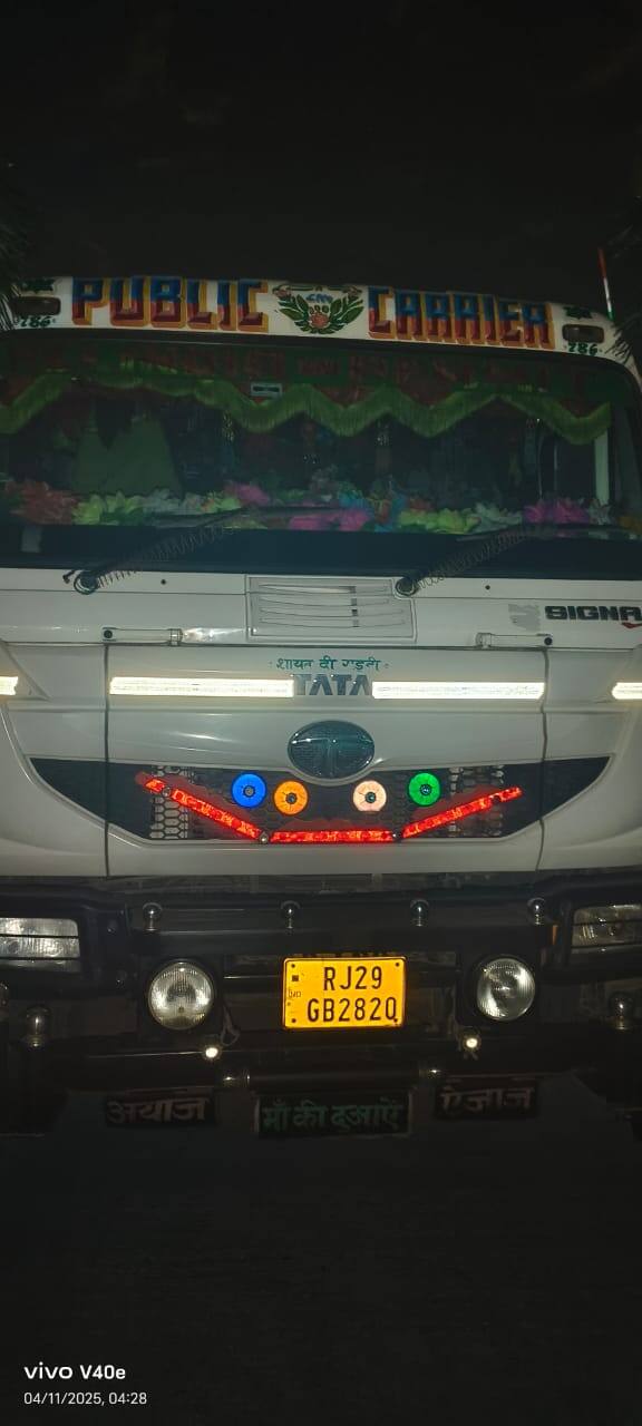 कार पुण्याहून वाशिमकडे जात असताना कार चालकाला झोपेची डुलकी आल्याने अनियंत्रित कार समोर जात असलेल्या ट्रकला धडकून हा अपघात झाल्याचे सांगण्यात येतंय.