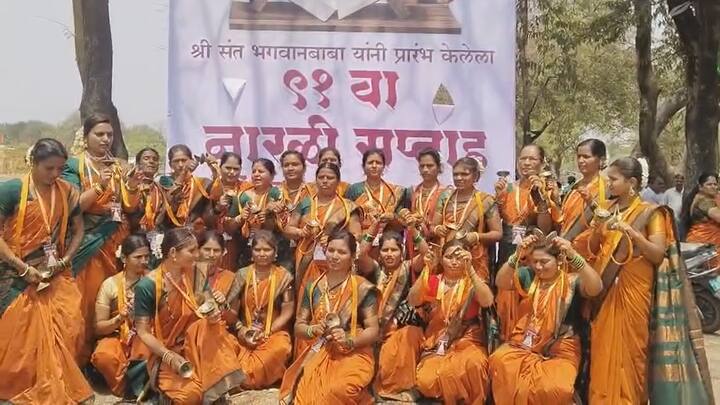 सप्ताहाच्या पहिल्याच दिवशी गावकऱ्यांच्या वतीने पुरणपोळीची पंगत देण्यात आली.