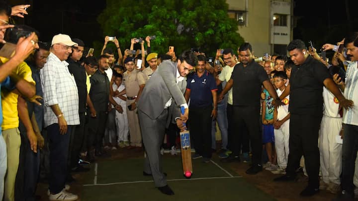 সৌরভের আমলেই দল হিসাবে ভারতের আরও শক্তিশালী হয়ে ওঠার সূত্রপাত। যে কারণে, টিম ইন্ডিয়া তৈরির রূপকার মনে করা হয় সৌরভকে।