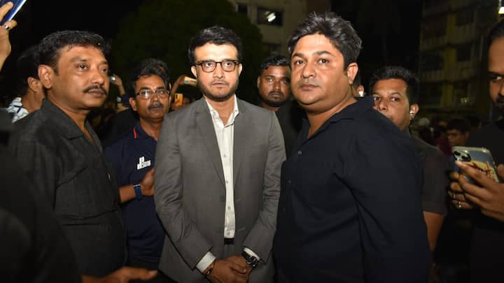 সৌরভ বলেন, ‘এমএস ধোনি এখনও ছক্কা মারতে পারে। আগের ম্যাচেই দেখলাম।’