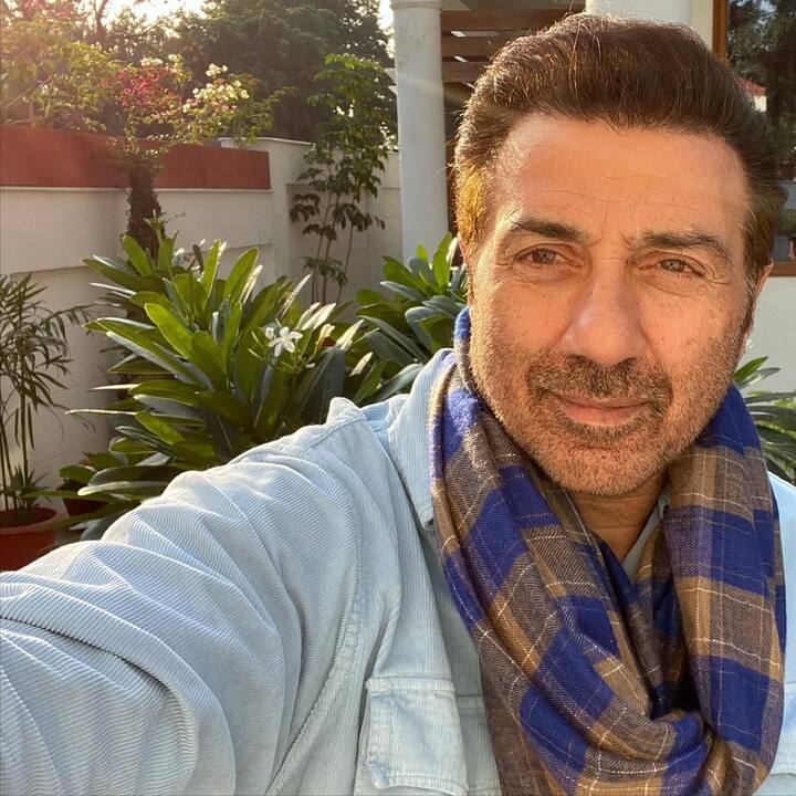 ये तो सभी जानते हैं कि सनी देओल दिग्गज एक्टर धर्मेंद्र के बेटे हैं. इसलिए एक्टर हमेशा की एक लग्जरी लाइफ जीते आए हैं. वहीं पिता के नक्शे कदमों पर चलकर सनी ने भी एक्टिंग में कदम रखा और बॉलीवुड पर खूब राज किया.