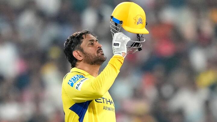 বয়স তেতাল্লিশ। কিন্তু সেই বয়সেই বড় বড় ছক্কা মেরে চলেছেন মহেন্দ্র সিংহ ধোনি।