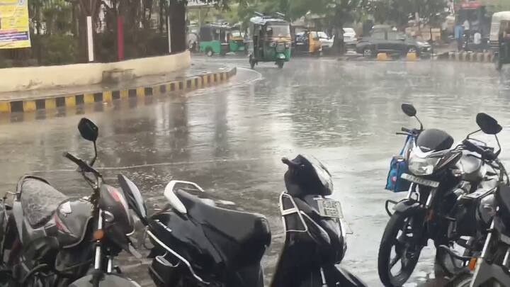 આ કોમોસમી વરસાદના કારણે ખેડૂતોની ચિંતામાં વધારો થયો છે, કારણ કે આ સમયે ખેતરોમાં ઉભેલા પાકને નુકસાન થવાની સંભાવના છે.