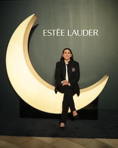 Karisma Kapoor : करिश्मा कपूर दिसली बॉस लेडी लूकमध्ये, पाहा फोटो!