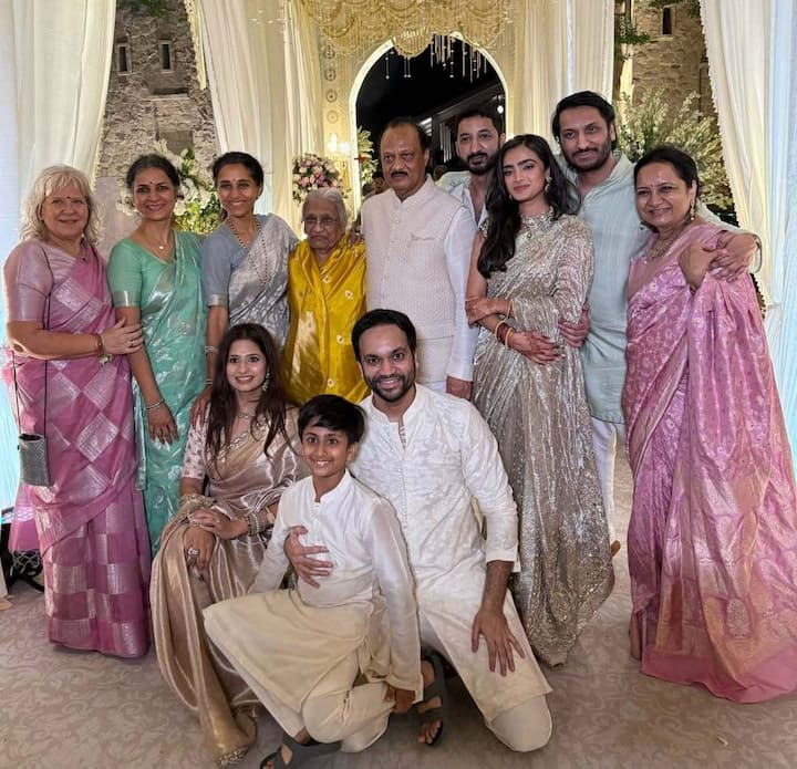 शरद पवार और सुप्रिया सुले के साथ सगाई के समारोह में नए जोड़े को आशीर्वाद देने के लिए प्रतिभा पवार भी शामिल हुईं. प्रतिभा पवार शरद पवार की पत्नी हैं.