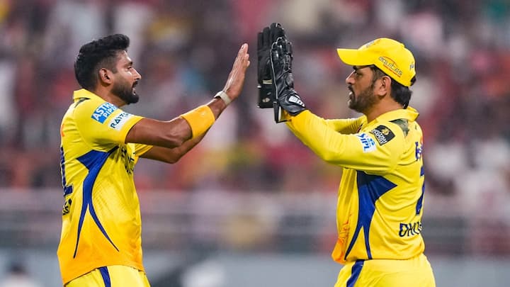 সৌরভ আরও বলেন, ‘এখন ওর বয়স ৪৩ বছর আর কখনওই প্রত্যাশা করা যায় না ২০০৫ সালের ধোনিকে দেখা যাবে। তবে আমার মনে হয় ওর এখনও বড় ছক্কা মারার শক্তি রয়েছে।’