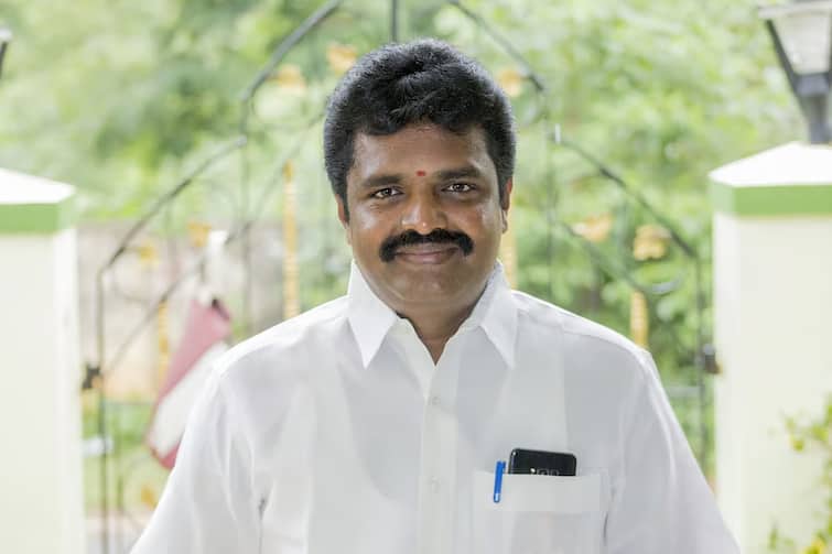 Shining roads in Thanjavur Corporation Praise pours in for the Mayor tnn தஞ்சை மாநகராட்சியில் பளபளக்குது சாலைகள்... குவிகிறது மேயருக்கு பாராட்டுக்கள்