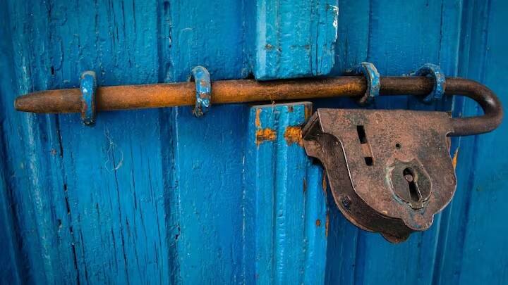 જ્યારે પણ આપણે ઘરની બહાર જઈએ છીએ, ત્યારે સૌથી મહત્વની વાત જે આપણે ક્યારેય ભૂલતા નથી તે છે ઘરને તાળું મારવાનું. આ તાળું આપણા ઘરનું રક્ષણ કરે છે. પરંતુ તાળાનો ઉપયોગ કરતી વખતે, શું તમે ક્યારેય ધ્યાન આપ્યું છે કે જે છિદ્રમાં ચાવી નાખવામાં આવે છે તેની નજીક એક નાનો પિનહોલ કેમ હોય છે. શું તમે ક્યારેય વિચાર્યું છે કે આવું કેમ થાય છે?