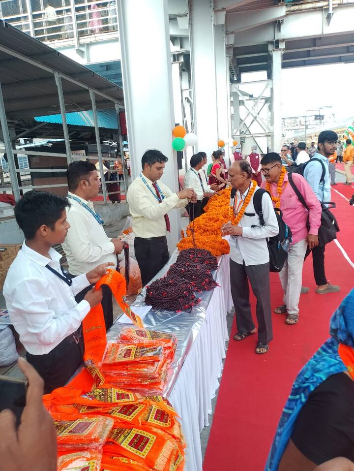 इस किराए में अकोमोडेशन की सुविधा, खानपान की सुविधा, और ट्रैवल का खर्च शामिल रहेगा. इसके अलावा इस दौरान ट्रेन में सिक्योरिटी के लिए सारे सभी कोच में सीसीटीवी भी लगाया गया है और यात्रियों के लिए यात्रा बीमा और सहायता के लिए पूरी जर्नी के समय आईआरसीटीसी टूर मैनेजर भी रहेगा.