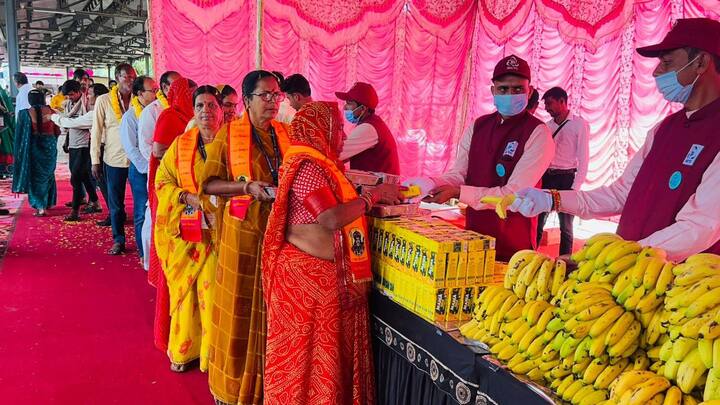 दरअसल भारत गौरव पर्यटक ट्रेन मनसा देवी मंदिर, हर की पौड़ी में गंगा आरती, राम झूला और लक्ष्मण झूला, आनंद साहिब गुरुद्वारा, नैना देवी मंदिर, स्वर्ण मंदिर, वाघा बॉर्डर और माता वैष्णो देवी मंदिर के दर्शन करवाएगी.