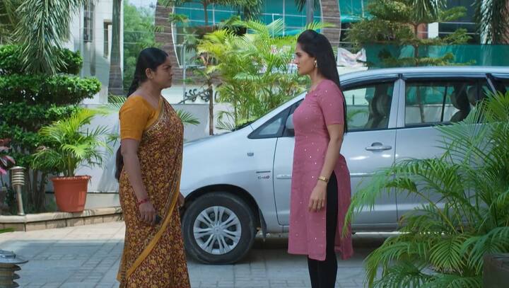 దీప ఇంటికి వచ్చేసరికి జ్యోత్స్న ఎందుకు వచ్చావని అడుగుతుంది. నువ్వు తప్పు అని నిరూపించడానికి వచ్చాను అని దీప చెప్పడంతో జ్యోత్స్న దీపని రెచ్చగొట్టడం స్టార్ట్ చేస్తుంది. (Image Credit: jio+ Hotstar)