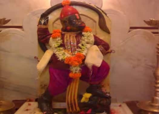 દક્ષિણમુખી હનુમાન - જ્યારે ભગવાન હનુમાનજીનું મુખ દક્ષિણ તરફ હોય તો તેને દક્ષિણમુખી કહેવામાં આવે છે. આ સ્વરૂપમાં બજરંગબલીની પૂજા કરવાથી ભય, સંકટ અને ચિંતા દૂર થાય છે.