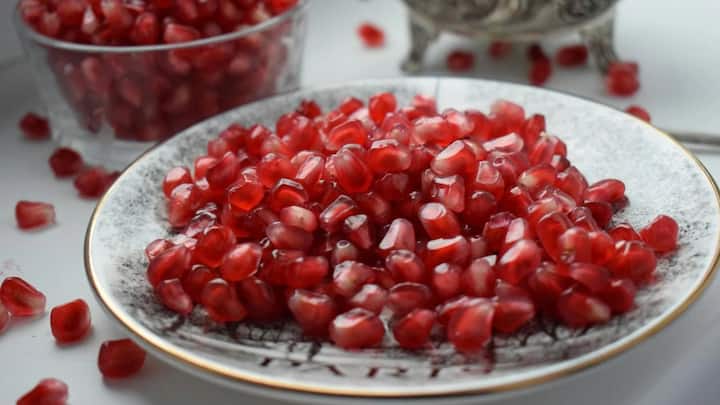 বেদানায় আছে ভিটামিন C এবং অ্যান্টিঅক্সিডেন্টে। যা রোগ প্রতিরোধ ক্ষমতা শক্তিশালী করতে সাহায্য করে। সংক্রমণের বিরুদ্ধে লড়াই করে। ঋতুকালীন অসুস্থতা থেকে রক্ষা করে। সামগ্রিকভাবে স্বাস্থ্য ঠিক রাখতে সাহায্য করে এই ফল।