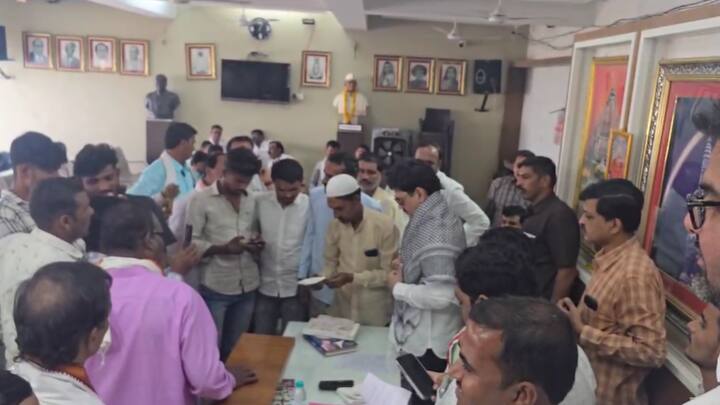 धनंजय मुंडे हे बऱ्याच दिवसांनी प्रत्यक्ष लोकांमध्ये जाऊन मिसळले आहेत. संतोष देशमुख हत्याप्रकरण आणि करुणा शर्मा प्रकरणामुळे ते गेल्या काही दिवसांत प्रसारमाध्यमांसमोर आले नव्हते.