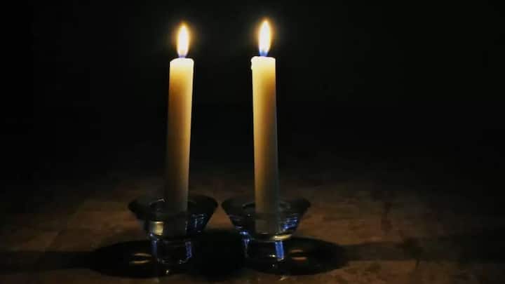 कई बार लोग घरों में मोमबत्ती, धूपबत्ती और अगरबत्ती जलाते हैं. कई बार लोग ध्यान नहीं देते कि उनके पास कुछ ऐसी चीज रखी होती हैं जो आग पकड़ सकती हैं. कई बार पर्दे के पास रखी मोमबत्ती से भी घर में आग लग जाती है. इसलिए इस बात का भी ध्यान रखें.