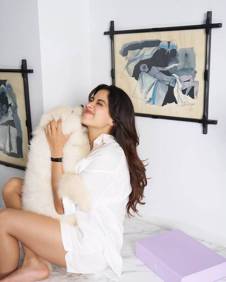 జాన్వీకి తాజాగా బిర్లా వారసురాలు అనన్య బిర్లా రూ.5 కోట్లు ఖరీదైన లంబోర్గిని కారును బహుమతిగా పంపించారు. కారుతో పాటు ఓ గిఫ్ట్ సైతం అందించారు. ఈ వీడియో వైరల్గా మారింది.