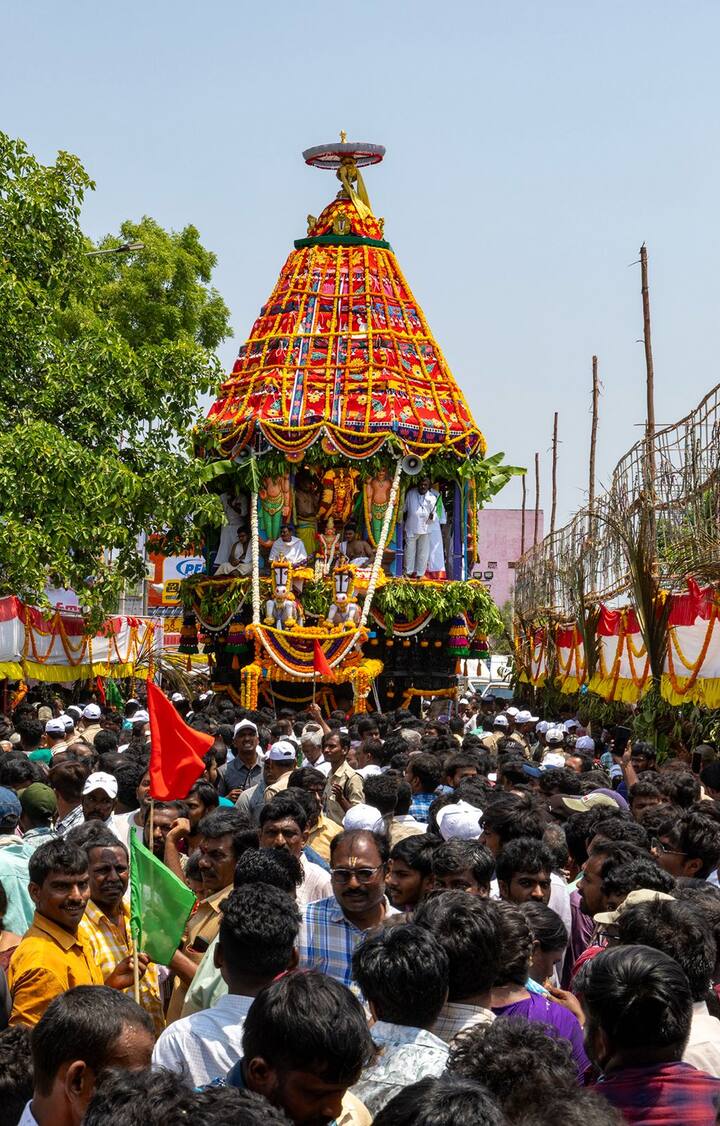 భజన బృందాలు చెక్కభజనలు, కోలాటాల సందడి మధ్య భక్తులంతా రథాన్ని లాగారు