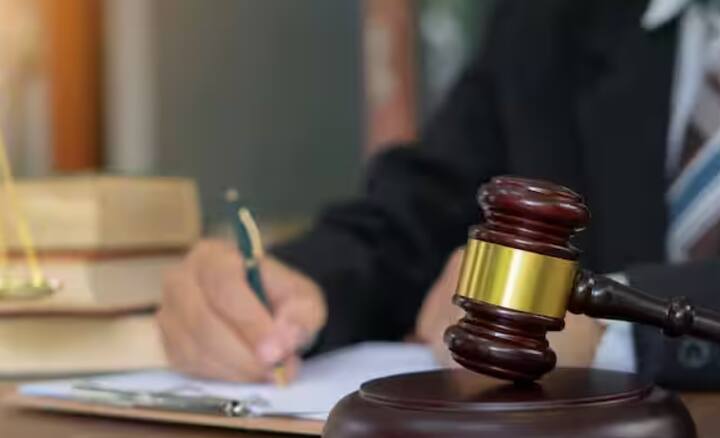 ਜਦੋਂ ਤੁਸੀਂ ਅਦਾਲਤ ਵਿੱਚ ਜਾਓ, ਤਾਂ ਜੱਜ ਦੇ ਸਾਹਮਣੇ ਅਜਿਹੀਆਂ ਗਲਤੀਆਂ ਨਾ ਕਰੋ। ਨਹੀਂ ਤਾਂ ਤੁਹਾਨੂੰ ਇਸ ਦੀ ਭਾਰੀ ਕੀਮਤ ਚੁਕਾਉਣੀ ਪੈ ਸਕਦੀ ਹੈ। ਤੁਹਾਨੂੰ ਜੇਲ੍ਹ ਵੀ ਜਾਣਾ ਪੈ ਸਕਦਾ ਹੈ।