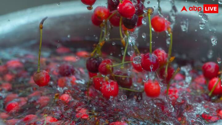 इससे बचने का देसी और घरेलू उपाय ये है कि गुनगुने पानी में थोड़ा नमक डालकर उसमें फलों को 15 से 20 मिनट छोड़ दिया जाए. इससे फलों पर लगा खतरनाक केमिकल और कलर दोनों हट जाएंगे.