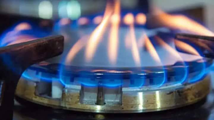 બીજું મહત્વનું કારણ છે રસોઈ કરતી વખતે ગેસની બેદરકારી. ઉનાળામાં લોકો ઘણીવાર ઉતાવળમાં કે બેધ્યાનપણે રસોઈ કરે છે અને ગેસનો ચૂલો ખુલ્લો છોડી દે છે. જેના કારણે ગેસ લીક થઈ શકે છે અને આગ લાગવાની સંભાવના વધી જાય છે. રસોઈ કર્યા પછી હંમેશા ગેસનો ચૂલો અને રેગ્યુલેટર બંધ કરવાનું ધ્યાન રાખો.