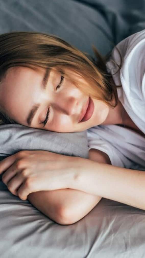 ঘুম আসে না কিছুতেই ? এই ভিটামিনের ঘাটতি নেই তো ?