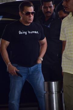 Salman Khan Pics: दबंग अवतार में एयरपोर्ट पहुंचे सलमान खान, बीइंग ह्यूमन की टीशर्ट पहन दिखाया स्वैग