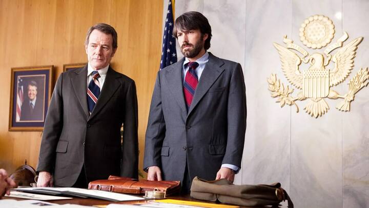 Argo (अमेज़ॅन प्राइम वीडियो) - जब आतंकवादियों ने तेहरान में अमेरिकी दूतावास पर हमला किया, तो छह अमेरिकी राजनयिक भागने में कामयाब हो गए. इसी को फिल्म में दिखाया गया है. फिल्म की दिलचस्प कहानी आपको अपनी सीट से बांधे रखेगी.