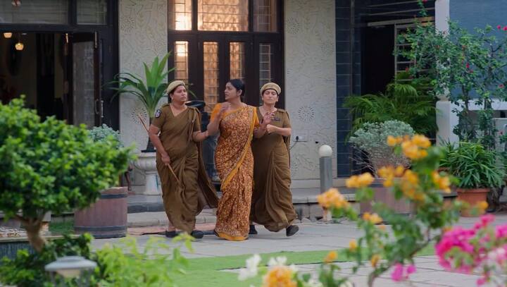 అప్పటికే వచ్చిన పోలీసులు దీపను అరెస్ట్ చేస్తారు. జైలుకి తీసుకెళ్తుండగా కార్తీక్ వారి వెనక వెళ్తాడు. (Image Credit: jio+ Hotstar)