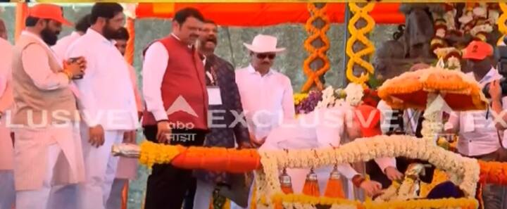 केंद्रीय गृहमंत्री अमित शाहांनी सर्वप्रथम पाचाड येथे जाऊन राजमाता जिजाऊच्या समाधीचे दर्शन घेत वंदन केलं. त्यानंतर ते रोपवे परिसरात दाखल झालेत.