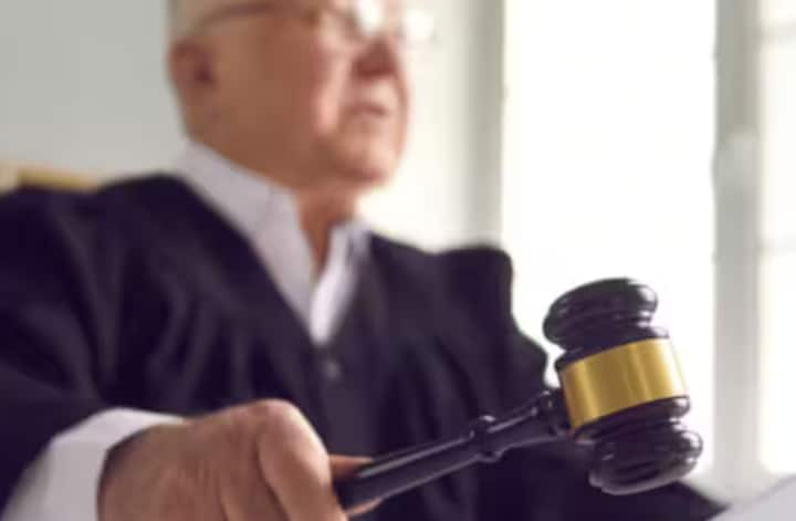 ਜੇ ਤੁਸੀਂ ਅਦਾਲਤ ਵਿੱਚ ਹੋ ਤਾਂ ਤੁਹਾਨੂੰ ਉੱਚੀ ਆਵਾਜ਼ ਵਿੱਚ ਨਹੀਂ ਬੋਲਣਾ ਚਾਹੀਦਾ। ਜੱਜ ਦੇ ਭਾਸ਼ਣ ਵਿੱਚ ਵਿਘਨ ਨਹੀਂ ਪਾਉਣਾ ਚਾਹੀਦਾ। ਕਿਸੇ ਵੀ ਵਕੀਲ ਜਾਂ ਗਵਾਹ ਨੂੰ ਧਮਕੀ ਨਹੀਂ ਦੇਣੀ ਚਾਹੀਦੀ। ਜੇਕਰ ਤੁਸੀਂ ਅਜਿਹਾ ਕਰਦੇ ਹੋਏ ਪਾਏ ਜਾਂਦੇ ਹੋ ਤਾਂ ਜੱਜ ਤੁਹਾਨੂੰ ਤੁਰੰਤ ਜੇਲ੍ਹ ਭੇਜ ਸਕਦਾ ਹੈ।