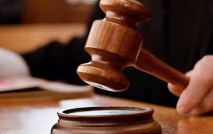 ਜਦੋਂ ਤੁਸੀਂ ਅਦਾਲਤ ਜਾਂਦੇ ਹੋ ਤਾਂ ਤੁਹਾਨੂੰ ਅਦਾਲਤ ਦੀ ਮਰਿਆਦਾ ਦਾ ਧਿਆਨ ਰੱਖਣਾ ਪਵੇਗਾ। ਤੁਹਾਨੂੰ ਆਪਣੇ ਆਪ ਨੂੰ ਅਨੁਸ਼ਾਸਿਤ ਰੱਖਣਾ ਪਵੇਗਾ। ਜੇ ਤੁਸੀਂ ਥੋੜ੍ਹੀ ਜਿਹੀ ਵੀ ਗਲਤ ਹਰਕਤ ਕਰਦੇ ਹੋ ਤਾਂ ਤੁਹਾਨੂੰ ਇਸਦੇ ਲਈ ਸਖ਼ਤ ਸਜ਼ਾ ਭੁਗਤਣੀ ਪੈ ਸਕਦੀ ਹੈ। ਜੇ ਤੁਸੀਂ ਜੱਜ ਦੇ ਸਾਹਮਣੇ ਪੇਸ਼ ਹੁੰਦੇ ਹੋ। ਤਾਂ ਕੁਝ ਅਜਿਹੀਆਂ ਗਲਤੀਆਂ ਹੁੰਦੀਆਂ ਹਨ ਜਿਹੜੀਆਂ ਤੁਹਾਨੂੰ ਗਲਤੀ ਨਾਲ ਵੀ ਨਹੀਂ ਕਰਨੀਆਂ ਚਾਹੀਦੀਆਂ, ਨਹੀਂ ਤਾਂ ਬਾਅਦ ਵਿੱਚ ਤੁਹਾਡੇ ਕੋਲ ਸਿਰਫ਼ ਪਛਤਾਵਾ ਹੀ ਰਹਿ ਜਾਵੇਗਾ। ਅਜਿਹੀ ਸਥਿਤੀ ਵਿੱਚ, ਜੱਜ ਤੁਹਾਨੂੰ ਤੁਰੰਤ ਸਜ਼ਾ ਸੁਣਾ ਸਕਦਾ ਹੈ।