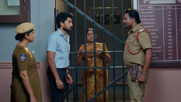 దీప గురించి కార్తీక్ పోలీసులతో గొడవపడతాడు. కానీ పోలీసులు అడిగిన ప్రశ్నకు కార్తీక్ సమాధానం చెప్పలేక సైలెంట్గా ఉంటాడు. కోర్టులో తేల్చుకోమని చెప్పడంతో ఇవాళ్టి ఎపిసోడ్ ముగిసింది.(Image Credit: jio+ Hotstar)