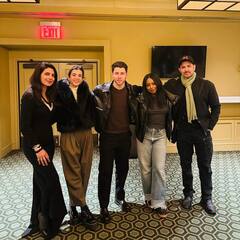 गर्लफ्रेंड सबा संग निक जोनस के शो में पहुंचे ऋतिक रोशन, प्रियंका चोपड़ा संग भी दिए पोज, देखें तस्वीरें