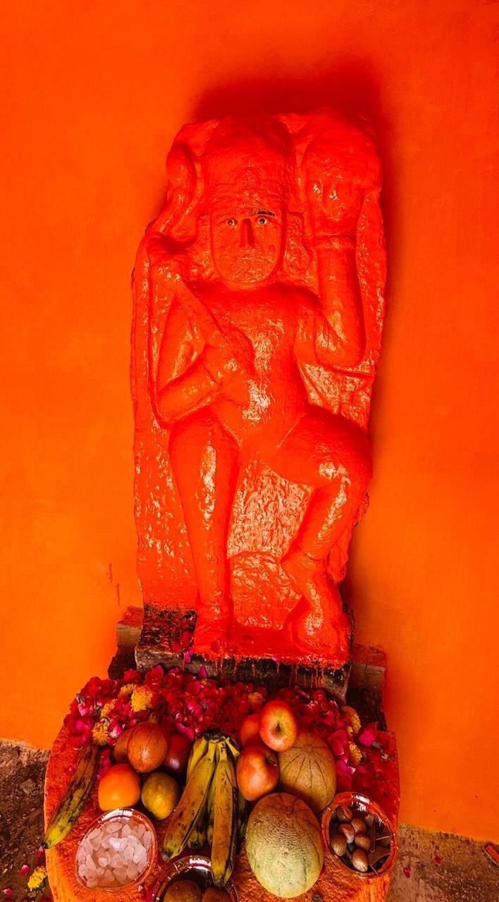 મંદિરની પવિત્રતા જળવાઈ રહે તે માટે સ્થાનિક ભાવિકો દ્વારા હનુમાનજીની મૂળ મૂર્તિને અન્ય સુરક્ષિત સ્થળે ખસેડવામાં આવી હતી.