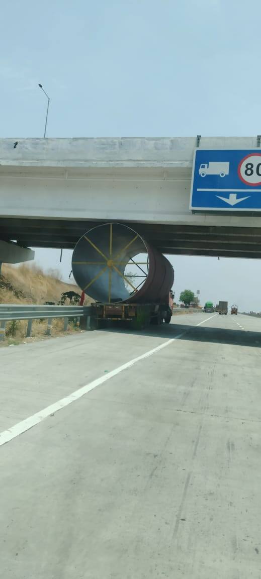 समृद्धी महामार्गावर आज मेहकर तालुक्यातील डोणगाव जवळील चॅनेज 268 वर लोणी गवळी गावाजवळील पुलाखालून जाणारे एक भलं मोठं ट्रेलर जवळपास दोन तास अडकून पडलं होतं.