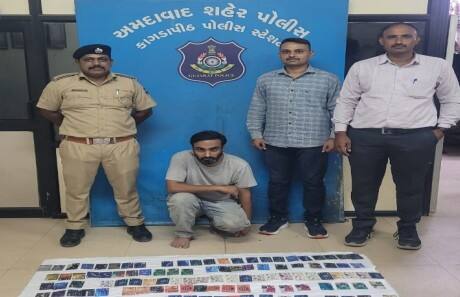 The accused was caught by the Kagadapith police while stealing ATM cards  ATM કાર્ડ ચોરી પૈસા ઉપાડતા આરોપીને 176 કાર્ડ સાથે કાગડાપીઠ પોલીસે ઝડપી લીધો