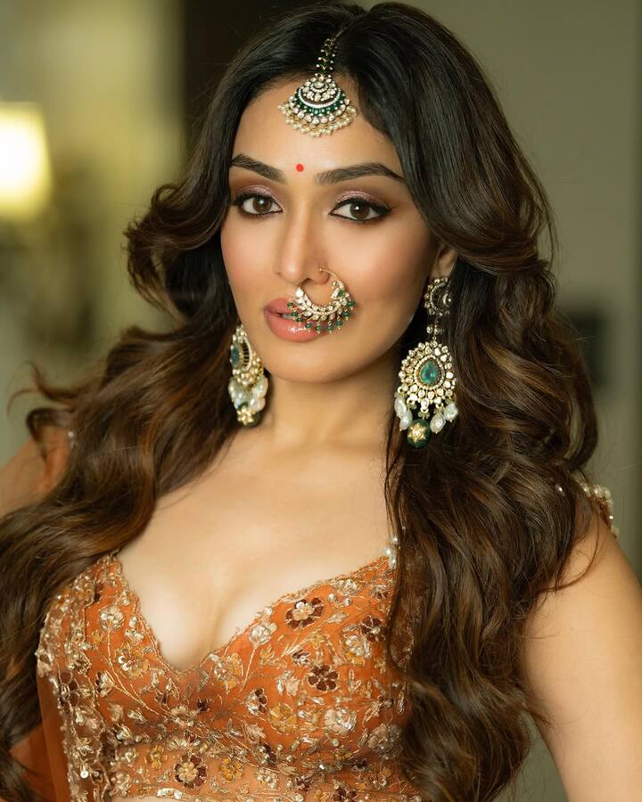 ટી-સિરીઝના માલિક અને ફિલ્મ નિર્માતા ભૂષણ કુમારની નાની બહેન ખુશાલી વ્યવસાયે અભિનેત્રી છે. તેણે આર માધવનની ફિલ્મ ધોખાઃ રાઉન્ડ ડી કોર્નરમાં મુખ્ય ભૂમિકા ભજવી હતી. આ સિવાય તેણે ઘણા ગીતોમાં પણ કામ કર્યું છે.