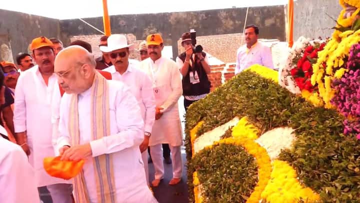 शासकीय शिष्टाचारानुसार मुख्यमंत्री देवेंद्र फडणवीस, उपमुख्यंत्री अजित पवार, उपमुख्यमंत्री एकनाथ शिंदे, मंत्री चंद्रशेखर बावनकुळे, मंत्री मुरलीधर मोहोळ, आमदार, खासदार आदी नेते स्वागतासाठी उपस्थित होते.