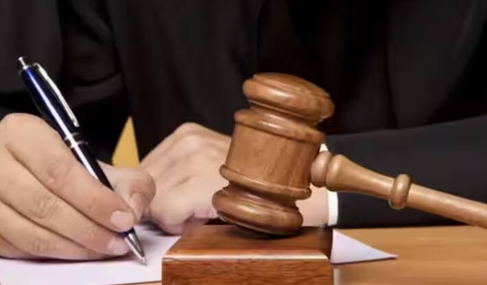 ਜਦੋਂ ਤੁਸੀਂ ਜੱਜ ਦੇ ਸਾਹਮਣੇ ਜਾਂਦੇ ਹੋ, ਤਾਂ ਤੁਹਾਨੂੰ ਕਦੇ ਵੀ ਜੱਜ ਨਾਲ ਬਹਿਸ ਜਾਂ ਦੁਰਵਿਵਹਾਰ ਨਹੀਂ ਕਰਨਾ ਚਾਹੀਦਾ। ਨਾ ਹੀ ਤੁਹਾਨੂੰ ਸਿੱਧੇ ਤੌਰ 'ਤੇ ਜੱਜ ਨੂੰ ਚੁਣੌਤੀ ਦੇਣੀ ਚਾਹੀਦੀ ਹੈ। ਅਜਿਹਾ ਕਰਨਾ ਅਦਾਲਤ ਦੀ ਬੇਅਦਬੀ ਮੰਨਿਆ ਜਾਂਦਾ ਹੈ। ਅਜਿਹੇ ਮਾਮਲੇ ਵਿੱਚ, ਜੱਜ ਤੁਰੰਤ ਭਾਰੀ ਜੁਰਮਾਨਾ ਲਗਾ ਸਕਦਾ ਹੈ ਜਾਂ ਤੁਹਾਨੂੰ ਜੇਲ੍ਹ ਦੀ ਸਜ਼ਾ ਦੇ ਸਕਦਾ ਹੈ।