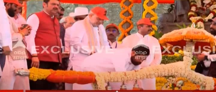 रायगडला जाण्यासाठी ते कालच पुण्यात दाखल झाले आहेत. पुण्यातील रिट्झ कार्लटन हॅाटेल येथे शाह हे मुक्कामाला होते. प्रोटोकॉल नुसार मुख्यमंत्री देवेंद्र फडणवीस, मंत्री चंद्रशेखर बावनकुळे, मंत्री मुरलीधर मोहोळ स्वागतासाठी उपस्थित होते. त्यानंतर आज अमित शाह हे किल्ले रायगडाच्या दिशेने मार्गस्थ झाले.