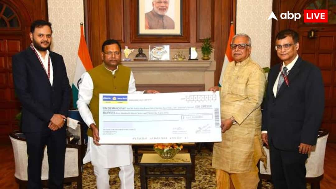 Rose Valley Ponzi scam Union Minister Pankaj Chaudhary handed over demand draft to retired Justice Dilip Kumar Seth ANN रोज वैली पोंजी घोटाले में फंसे निवेशकों को बड़ी राहत, 7.5 लाख लोगों को सरकार लौटाएगी पैसा