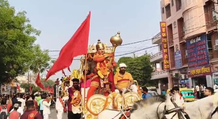 वाराणसी में हनुमान जयंती पर निकाली गई भव्य शोभायात्रा, जमकर झूमे भक्त