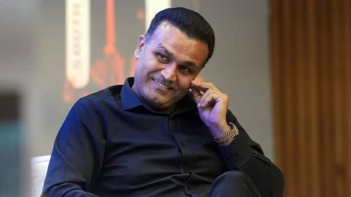 বর্তমানে সহবাগ ধারাভাষ্য দিচ্ছেন এবং ধোনি এখনও ক্রিকেটার হিসাবে নিজের খেলা চালিয়ে যাচ্ছেন। ছবি: গেটি/ পিটিআই