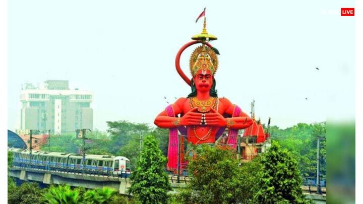 सबसे ऊंचे हनुमान - दिल्ली के इस मंदिर को संकट मोचन हनुमान धाम के नाम से जाना जाता है. इस मंदिर में हनुमान जी की प्रतिमा की कुल ऊंचाई 108 फीट है. दिल्ली के कनॉट प्लेस से कुछ दूर करोल बाग में बनी है हनुमान जी की यह विशाल मूर्ति. एक बार बाबा सेवागीर जी महाराज जो वहां तपस्या कर रहे थे, उन्हें हनुमान जी ने सपने में दर्शन दिए और एक बड़ी मूर्ति वहां स्थापित करने की इच्छा व्यक्त की.