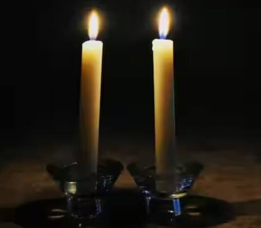 ਕਈ ਵਾਰ ਲੋਕ ਆਪਣੇ ਘਰਾਂ ਵਿੱਚ ਮੋਮਬੱਤੀਆਂ, ਅਗਰਬੱਤੀਆਂ ਅਤੇ ਧੂਪਬੱਤੀ ਜਲਾਉਂਦੇ ਹਨ। ਕਈ ਵਾਰ ਲੋਕ ਇਸ ਗੱਲ ਵੱਲ ਧਿਆਨ ਨਹੀਂ ਦਿੰਦੇ ਕਿ ਉਨ੍ਹਾਂ ਨੇ ਆਪਣੇ ਕੋਲ ਕੁਝ ਅਜਿਹੀਆਂ ਚੀਜ਼ਾਂ ਰੱਖੀਆਂ ਹਨ ਜਿਨ੍ਹਾਂ ਨੂੰ ਅੱਗ ਲੱਗ ਸਕਦੀ ਹੈ। ਕਈ ਵਾਰ ਪਰਦੇ ਦੇ ਨੇੜੇ ਰੱਖੀ ਮੋਮਬੱਤੀ ਵੀ ਘਰ ਵਿੱਚ ਅੱਗ ਦਾ ਕਾਰਨ ਬਣ ਸਕਦੀ ਹੈ। ਇਸ ਲਈ ਇਸ ਗੱਲ ਦਾ ਵੀ ਧਿਆਨ ਰੱਖੋ।