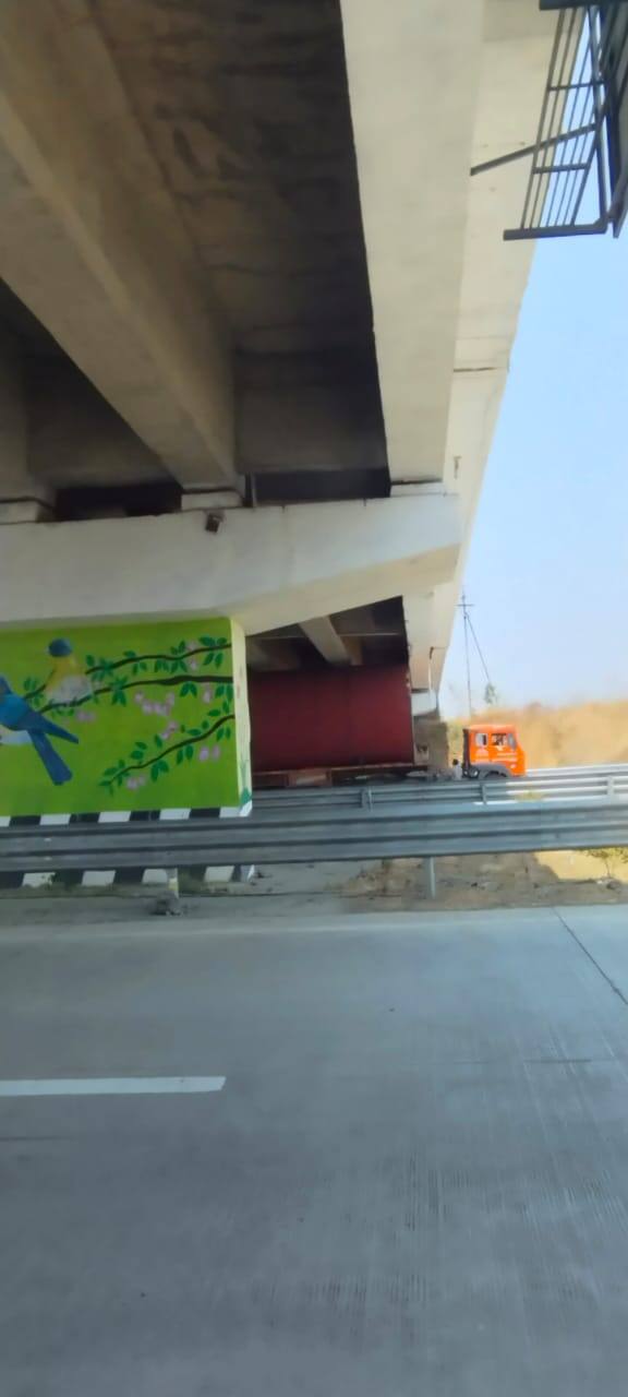 अखेर, दोन तासाच्या अथक प्रयत्नानंतर अडकलेला ट्रेलर बाहेर काढण्यात सर्वांन यश आले. त्यामुळे, इतर वाहनचालकांचा व ट्रेलरचालकाचा जीव भांड्यात पडला.